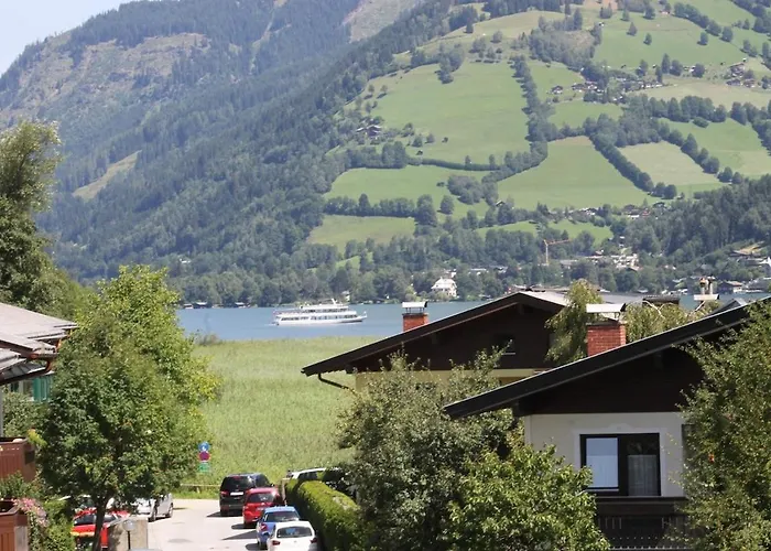 Haus Sonas - With Bedroom & Loft Sleeping Area * Zell am See